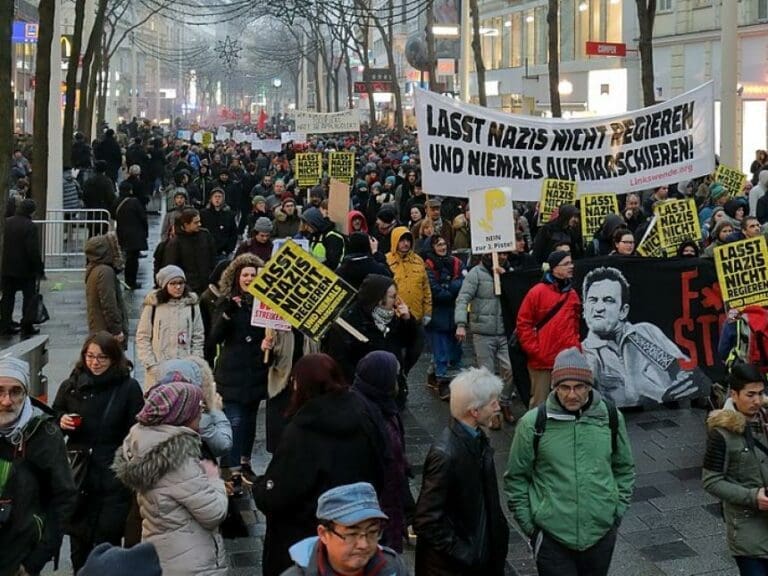 "Deppen-Demos" kosten bisher 500.000 Euro — Bild: Bwag / wikimedia.org (CC-BY-SA-4.0)
