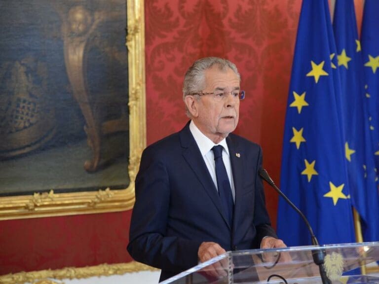 Alexander Van der Bellen "kondoliert" SPÖ zu Kern — Bild: Unzensuriert.at