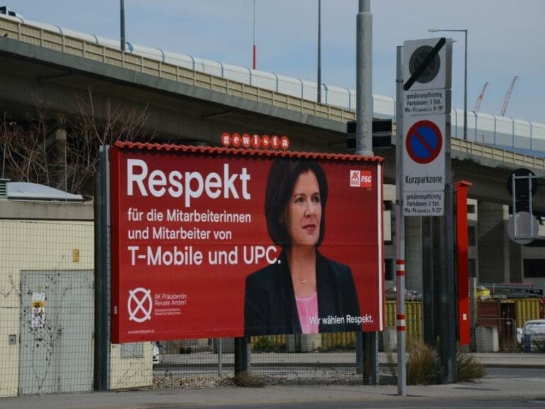 Rot darf, wofür Blau kritisiert wurde — Bild: Rot wirbt mit Firmennamen, Blau war dies bekanntlich untersagt.