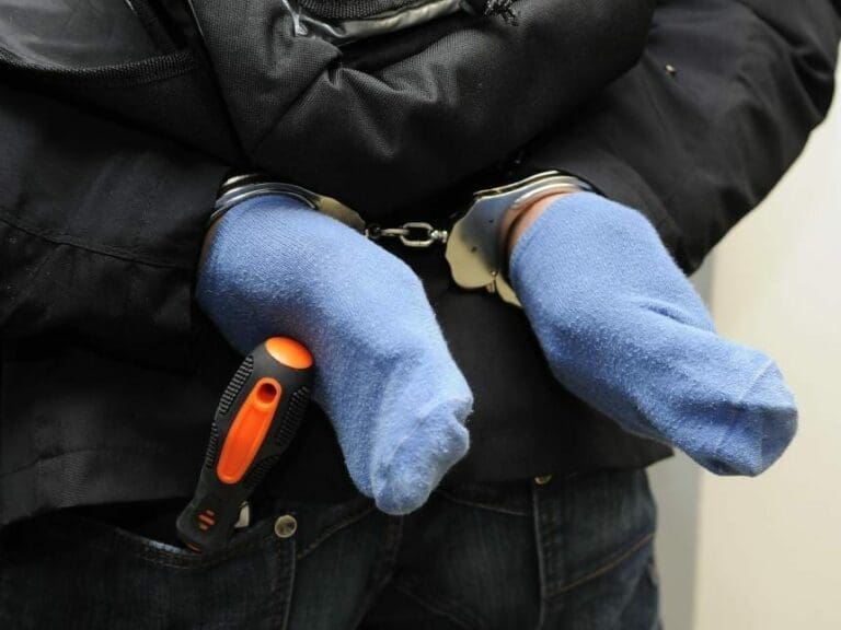 Bungling Burglar In Fear Jumps Off Balcony — Bild: unzensuriert.at