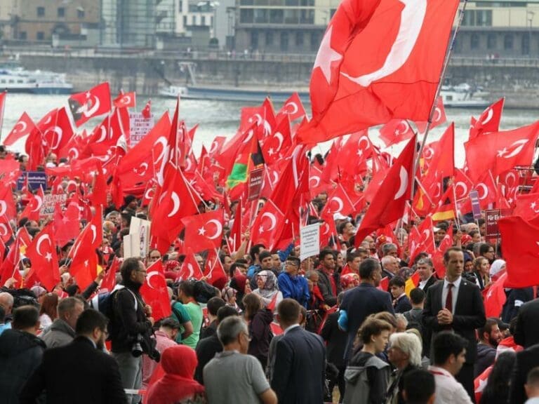 Erdogan kommt zur Moschee-Eröffnung — Bild: Andreas Trojak / flickr.com (CC BY 2.0)