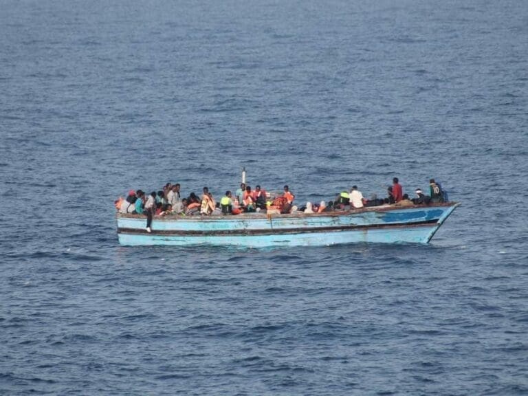 Schlepperboot strandete auf Peloponnes — Bild: Irish Defence Forces / flickr (CC BY 2.0)