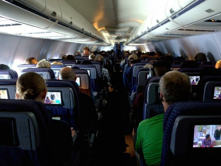 Nigerian Boarding Plane With Walking Stick Blade — Bild: Travis Wise / flickr.com (CC BY 2.0)