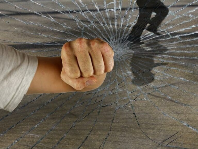Migrant Tries Raping Woman In Front Of Kids — Bild: cocoparisienne / pixapay.com / CC0