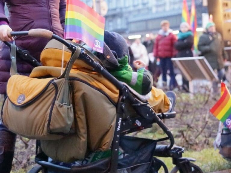 Massenprotest gegen Homo-Ehe in Rom — Bild: NFZ
