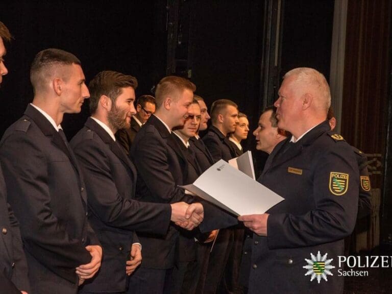 Germany s Hottest Cop Ignores Bikini Ultimatum — Bild: Polizei Sachsen