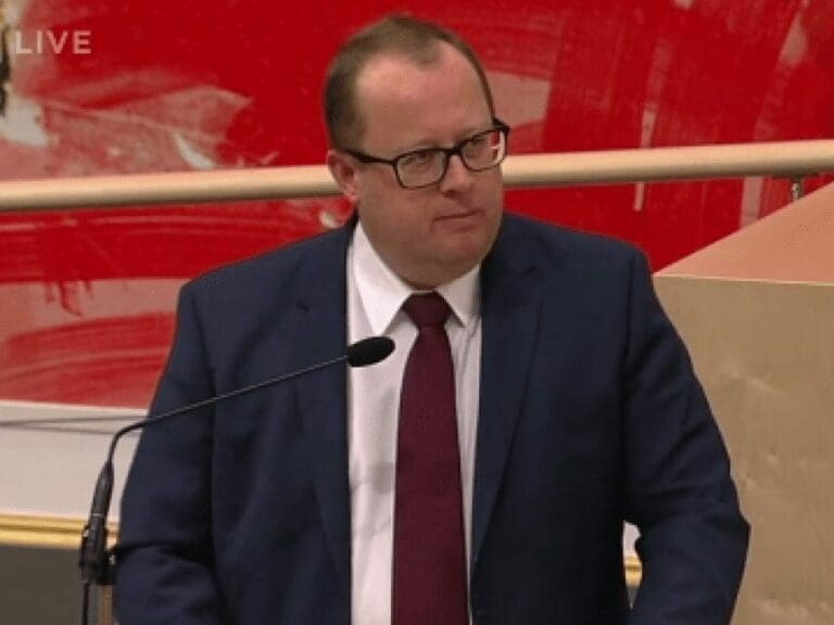 Finanzstaatssekretär zerlegt die SPÖ-Pläne — Bild: ORF / Übertragung Parlamentsdebatte