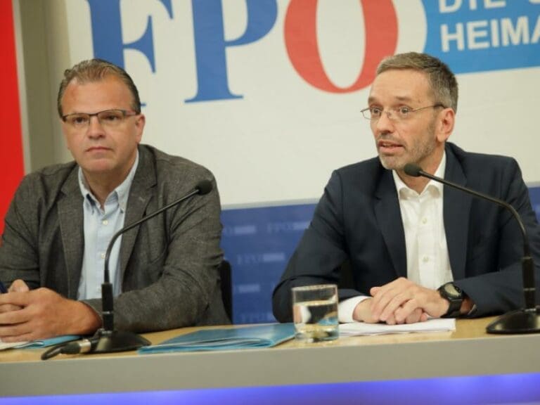 Auch BVT-Ermittlungen von Justiz "daschlogen"? — Bild: FPÖ