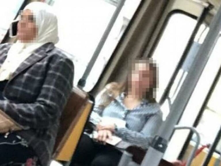 Aufgedeckt: Kopftuch als Telefon-Halterung — Bild: zVg