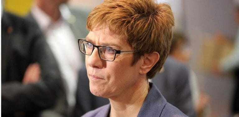 Völkerrecht: CDU-Chefin auf Nato-Auge blind — Bild: Sandro Halank / Wikimedia (CC BY-SA 3.0)
