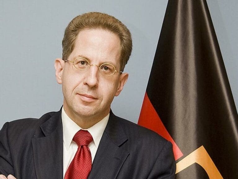 Wer Merkel Wahrheit sagt, wird gefeuert — Bild: Bundesministerium des Innern / Sandy Thieme / Wikimedia  CC BY-SA 3.0 de