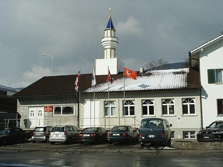 Muslim public praying ban in Switzerland? — Bild: Nadf / wikimedia.org (CC BY-SA 3.0)