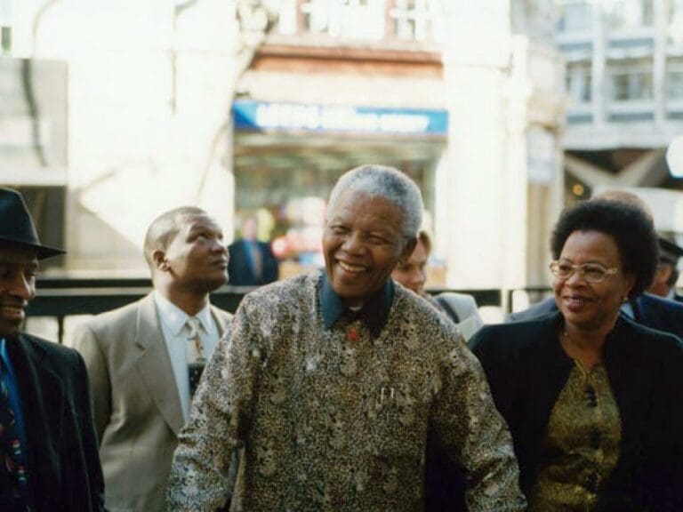 Nelson Mandelas Erbe verblasst in Südafrika — Bild: Library of the London School of Economics and Political Science / Wikimedia (CC0)