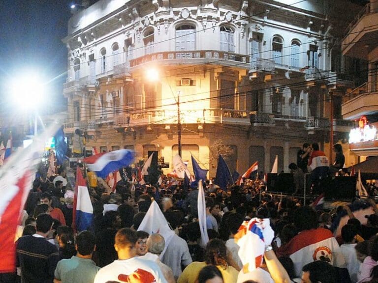 Paraguay durch Kopfschuss dezimiert, durch Einbürgerung verstärkt — Bild: