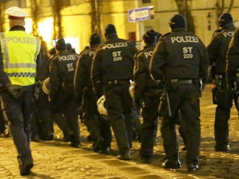 Großrazzien gegen "Islamisten-Nester" — Bild: Unzensuriert.at