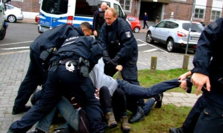Bissiger Afrikaner schlägt und bespuckt Polizisten — Bild: Berlin Refugee Strike/Wikimedia (CC BY-SA 3.0)
