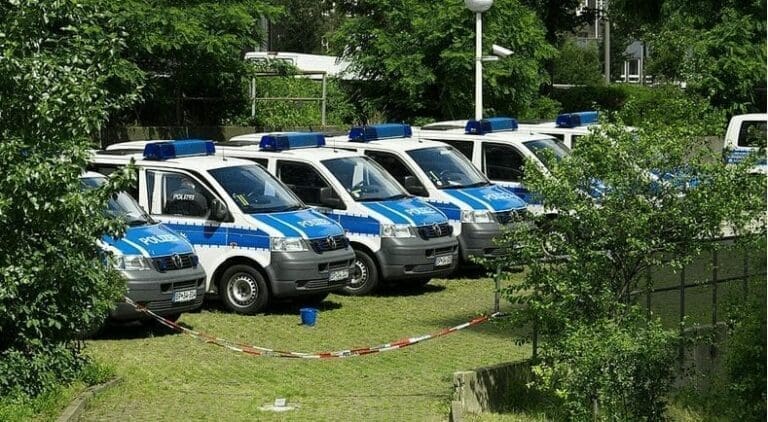 "Flüchtlinge" beschädigen gleich elf Polizeiautos — Bild: Frank Schwichtenberg / wikimedia commons / (CC BY-SA 4.0)