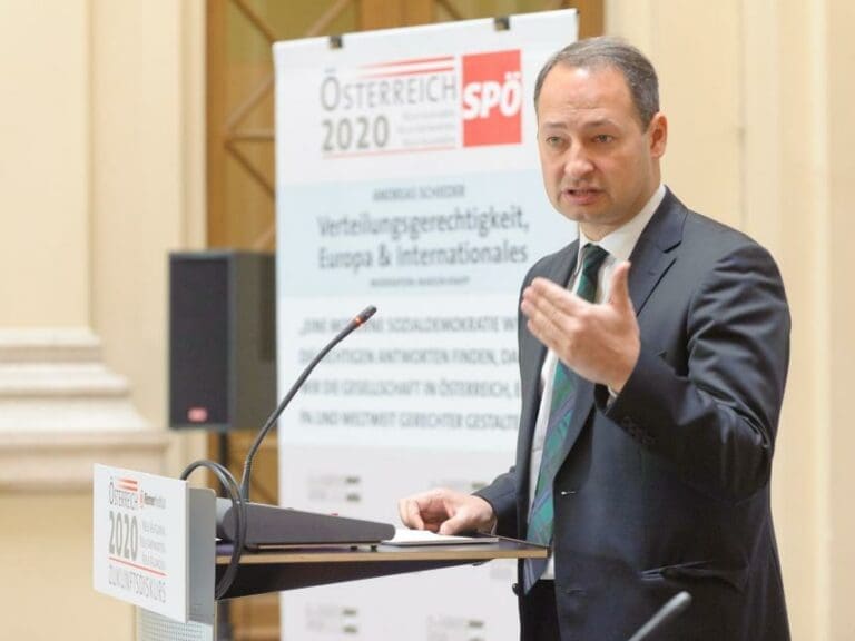Ordnungsrufe für schief lächeln im Parlament? — Bild: SPÖ Presse und Kommunikation  / Wikimedia CC BY-SA 2.0