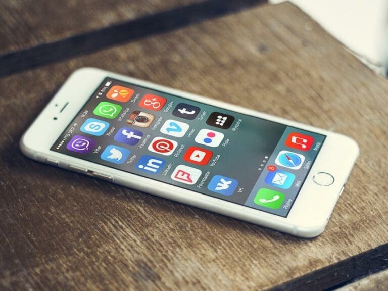 Belgium Confiscates Migrant Phones — Bild: Mike MacKenzie / flickr.com (CC BY 2.0)
