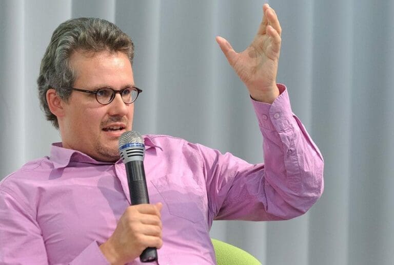 "Stinkefinger-Experte" bekommt Rückendeckung — Bild: Heinrich-Böll-Stiftung / Wikimedia (CC BY-SA 2.0)