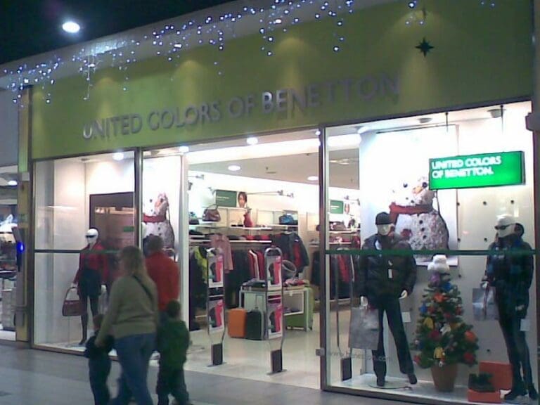 Bootsflüchtlinge als Models für Benetton — Bild: Tadeá.Doh?anský / wikimedia (public domain)