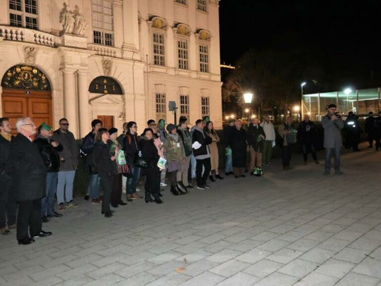 “Pepe-der-Frosch”-Flashmob: Frosch-Geschenke konnten nicht übergeben werden — Bild: Gerald Hauschild