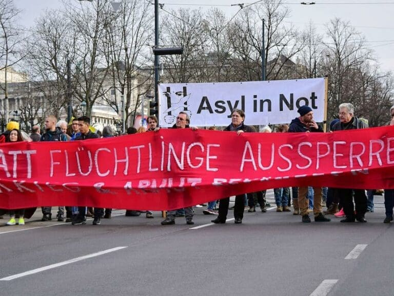 Keine Demoteilnahme für AfD-Mitglied — Bild: Haeferl / Wikimedia (CC BY-SA 3.0)
