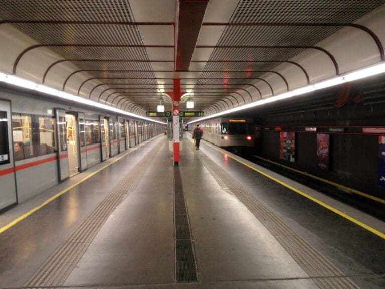 #Einzelfall: Schlag ins Gesicht, weil U-Bahn-Passagier sein Telefon nicht hergeben wollte — Bild: IngolfBLN / wikimedia.org (CC-BY-SA-2.0)