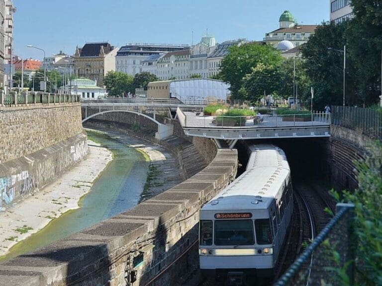 Wienfluss schwemmte U-Bahnbaustelle weg — Bild: Herzi Pinki / Wikimedia (CC-BY-SA-4.0)