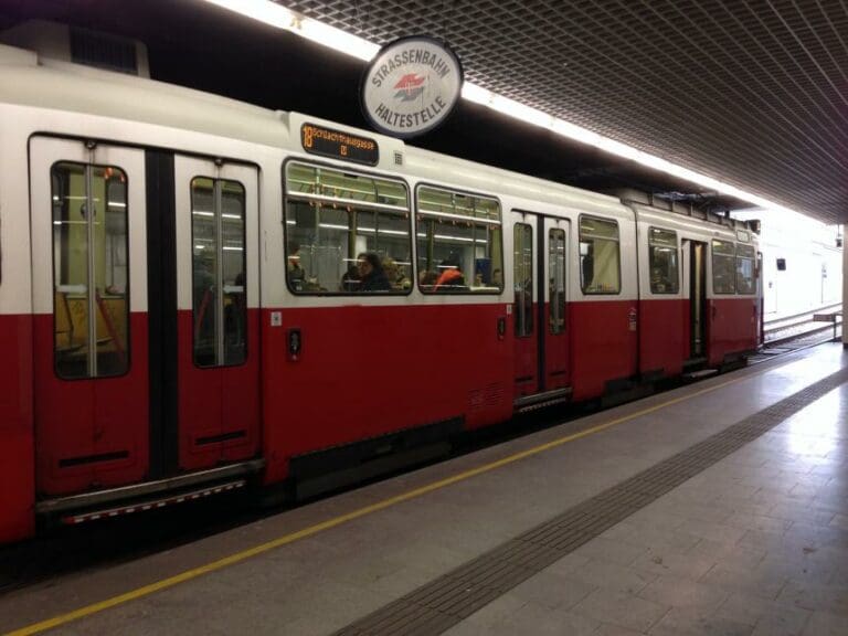 Rot-grüne Stadt Wien plant kostenlose Öffi-Monatstickets für alle Flüchtlinge — Bild: Andrew Nash / flickr (CC BY-SA 2.0)