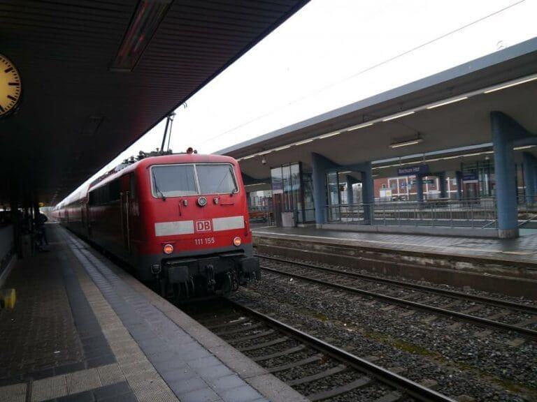 Bettler als Gewalttäter: Frau auf Gleis gestoßen — Bild: Alter Fritz/Wikimedia (CC BY-SA 3.0)