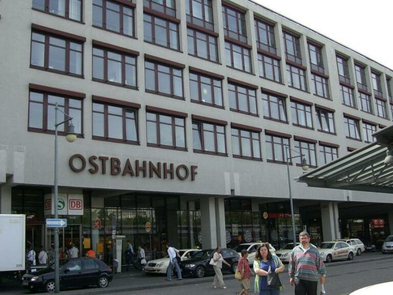 Acht illegale Afrikaner legen Bahnbetrieb lahm — Bild: de:Micha LA / Wikimedia gemeinfrei