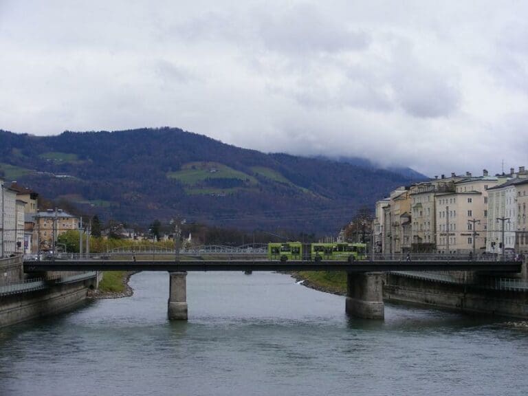 Salzburg montiert Gitter gegen Bettler — Bild: Eweht/Wikimedia (CC BY-SA 3.0)