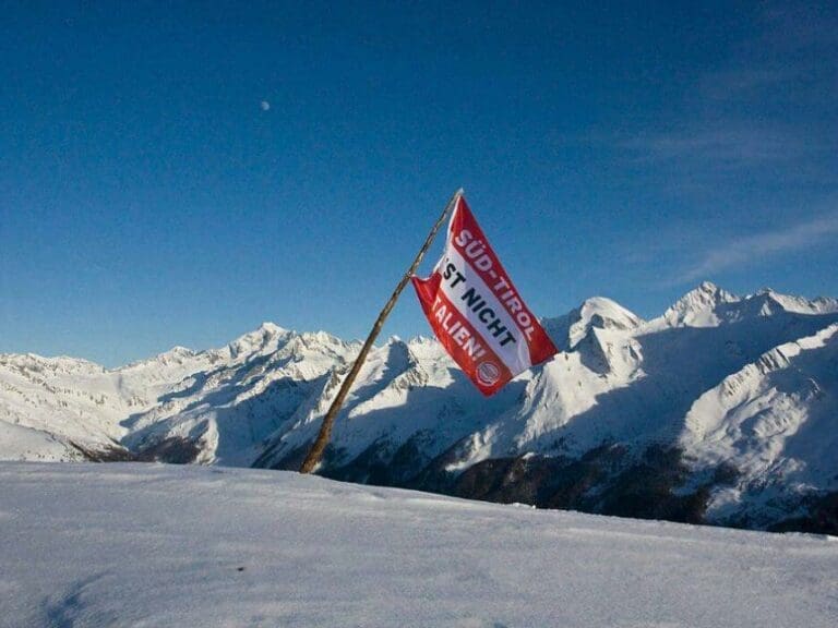 Trikolore in Südtirol ist eine Provokation — Bild: Süd-Tiroler Freiheit / facebook.com