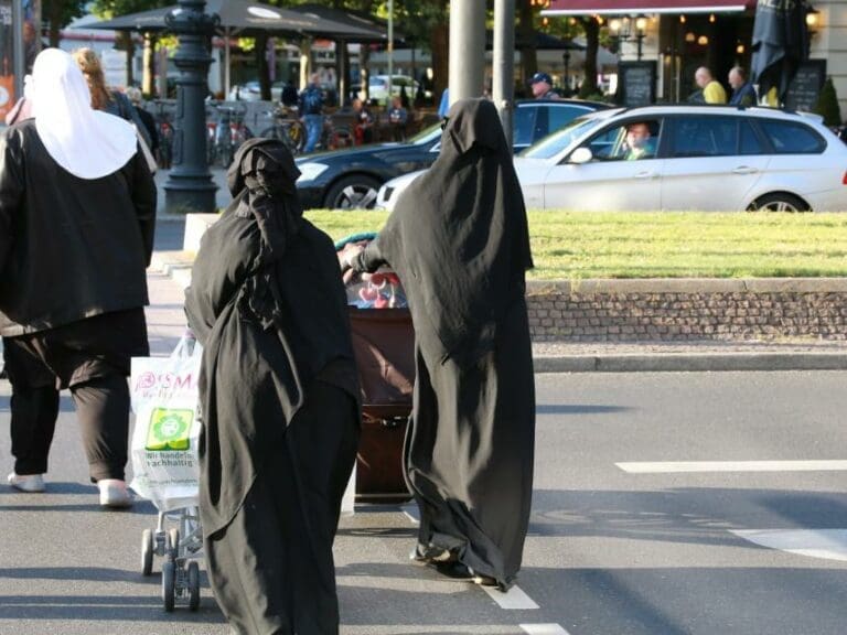 Muslimische Proteste gegen "Burkaverbot" — Bild: Metropolico.org / flickr (CC BY-SA 2.0)