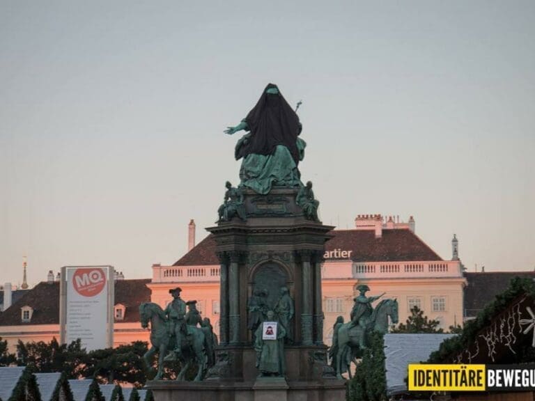Identitäre verhüllen Maria Theresia mit Burka — Bild: Identitäre Bewegung Österreich