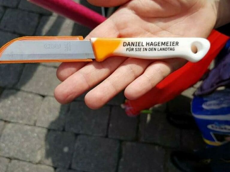 CDU verteilt Messer im Wahlkampf — Bild: AfD Nürnberg