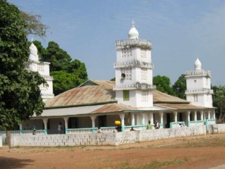 Kopftuchpflicht für Beamtinnen in Gambia — Bild: Atamari / Wikimedia (CC BY-SA 3.0)