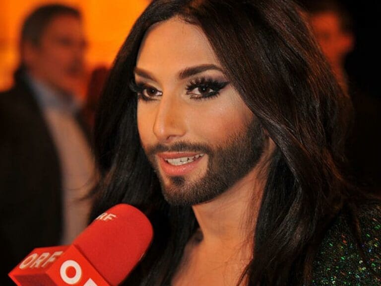 Öffi-Ansagen von Conchita Wurst — Bild: Ailura / wikimedia (CC BY-SA 3.0 AT)