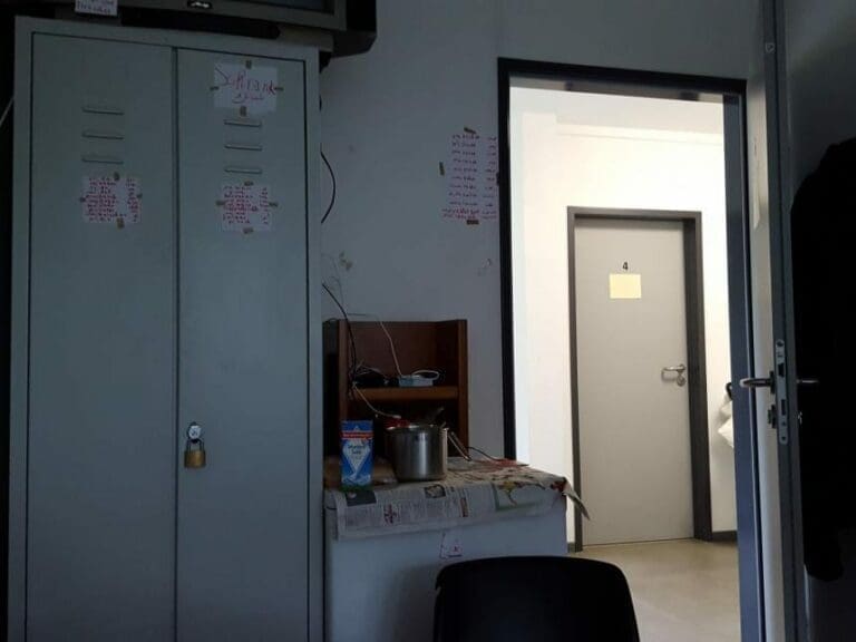 Blutige Streitereien unter Asylwerbern in Flüchtlingsunterkünften nehmen dramatisch zu — Bild: Brian Kelley Folgen Nihad room 2016-06-16 18.12.18 / flickr (CC BY-SA 2.0)