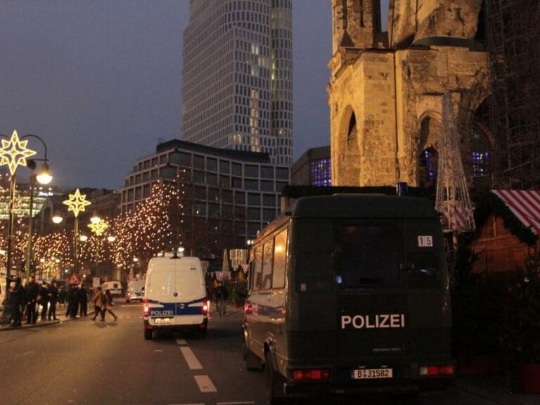 Islamveranstaltung an Terrorort in Berlin — Bild: Andreas Trojak / flickr (CC BY 2.0)