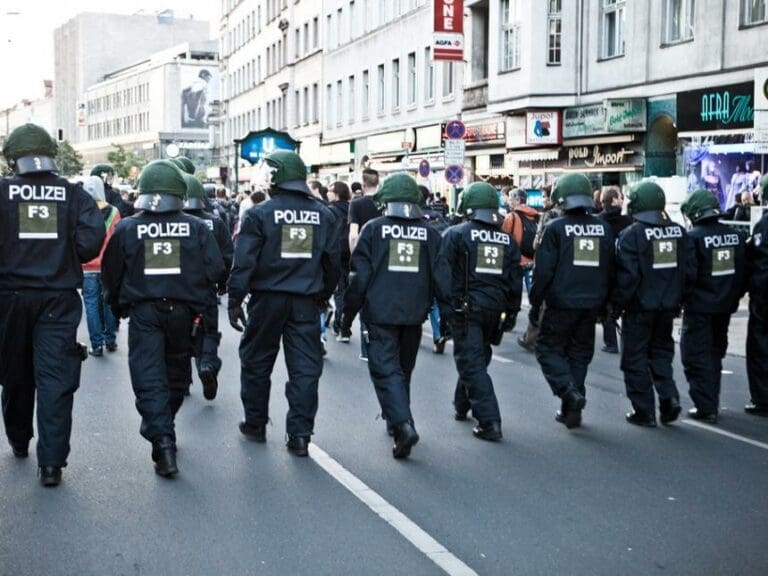 Deutsche Justiz sabotiert Arbeit der Polizei — Bild: PRO_dChris / flickr (CC BY 2.0)
