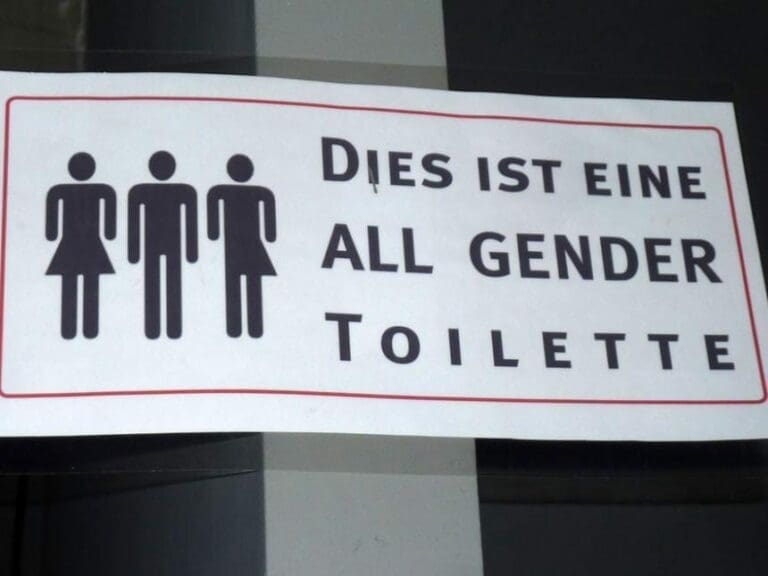 Damit auch Frauen im Stehen pinkeln können: “Geschlechtergerechte Urinale” in Berlins Klos — Bild: kellerabteil / flickr (CC BY-NC 2.0)