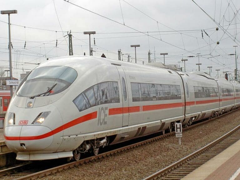Algerier stößt Touristin aus dem Zug — Bild: Heidas/Wikimedia (CC BY-SA 3.0)