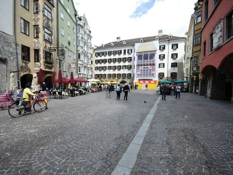 Innsbruck: Zwei Frauen in Lokal sexuell belästigt — Bild: Ralf Roletschek / Wikimedia (CC-BY-SA-3.0)