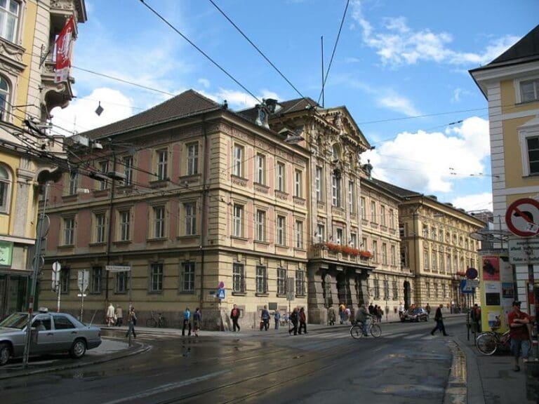 Luxuspensionen doch nicht abgeschafft? — Bild: Andrew Bossi/Wikimedia(CC BY-SA 2.5)