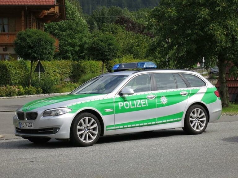 Polizeiautos vor Revier angezündet — Bild: Christian Allinger / wikimedia (CC BY 2.0)