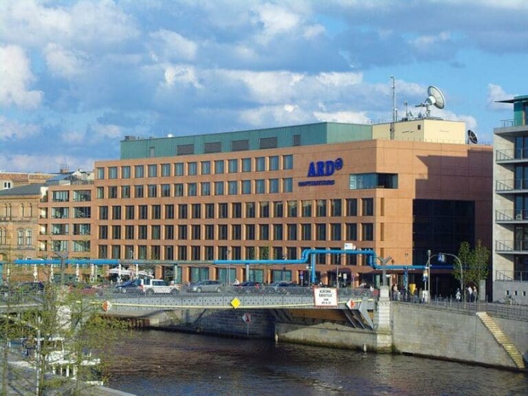 AfD ebenso wie FPÖ gegen Zwangsgebühren — Bild: Standardizer / Wikimedia (CC BY-SA 4.0)