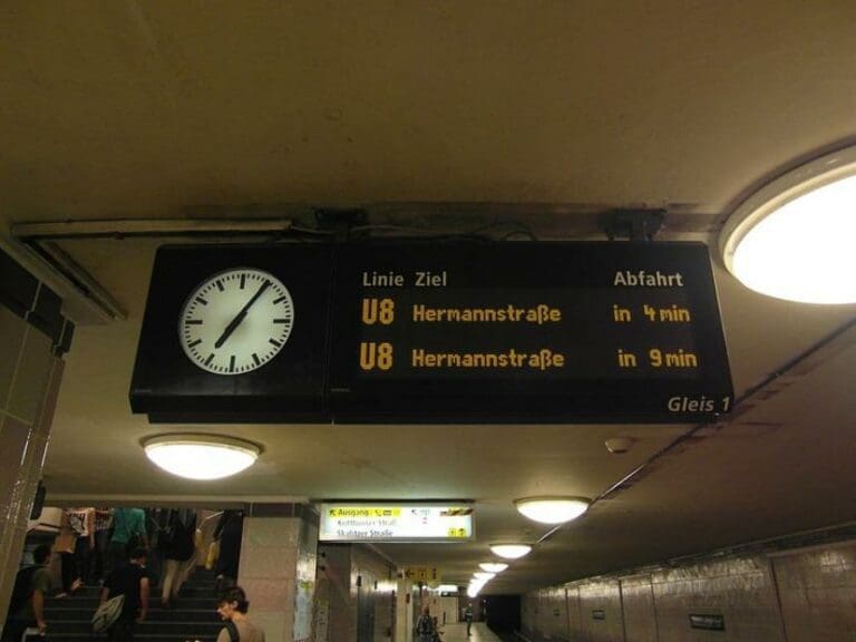 Schreckenslinie U8 - Mann auf Gleise gestoßen — Bild: IngolfBLN / Wikimedia (CC BY-SA 2.0)