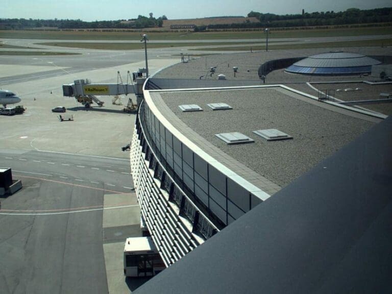 Flüchtlings-Schmuggler am Flughafen — Bild: DALIBRI / wikimedia (CC BY-SA 3.0)